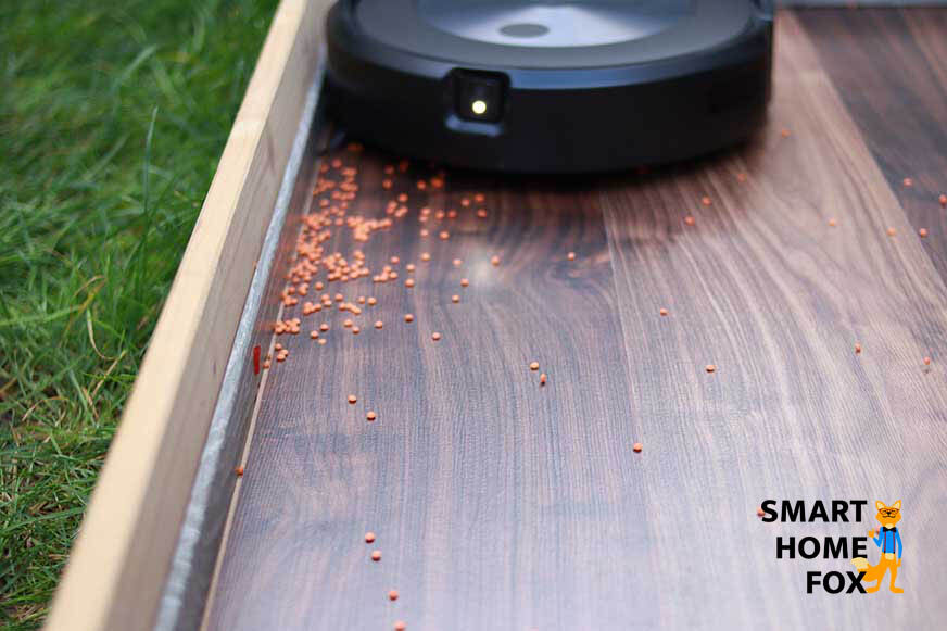 Der iRobot Roomba j7 reinigt entlang einer Leiste